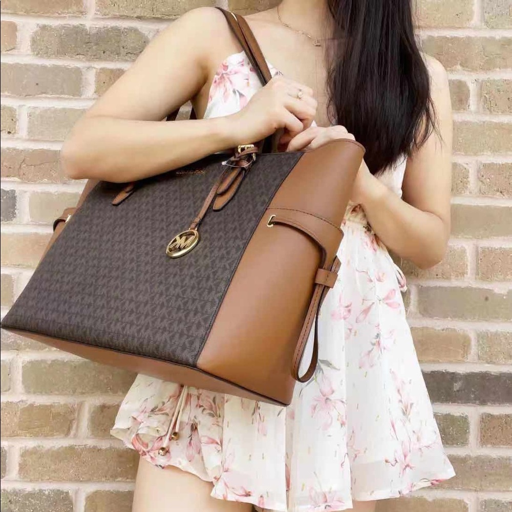 Michael Kors Gilly Large Jet Set Travel Drawstring Tote Brown MK Signature - Picture 5 of 6
